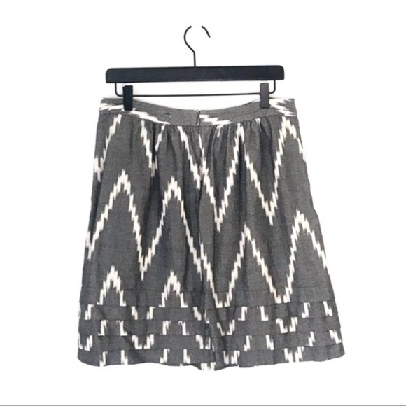 The Limited Womens Chevron Print Skirt Medium Gray White Knee Length Pleated - Picture 2 of 8